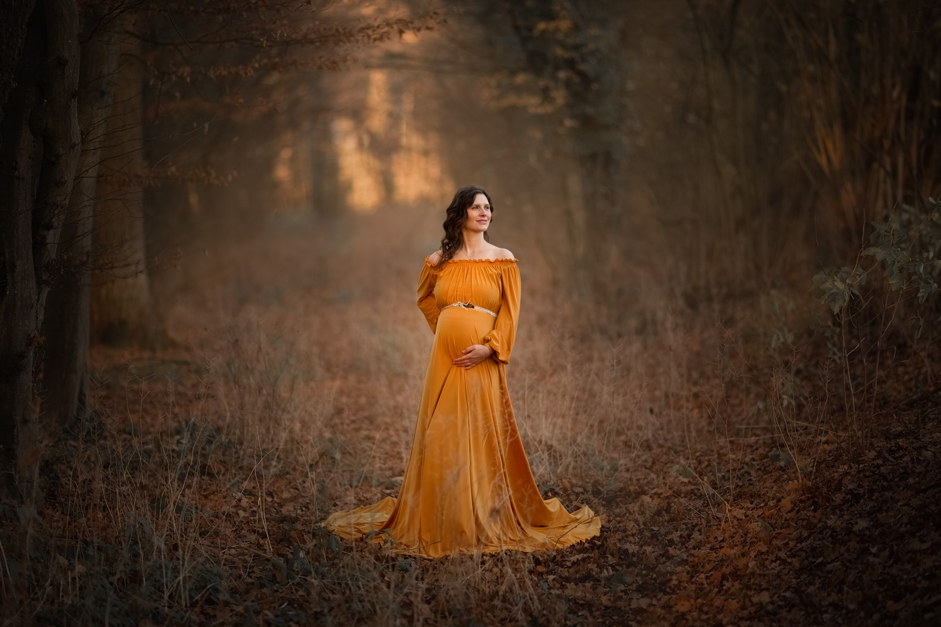 Schwangerschaftsshooting im Wald in Abendsonne Schwangerschaftsshooting im Wald