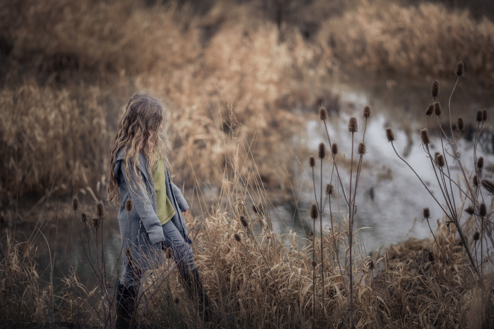 Kindershooting am Bach-Yvonne Pesch Fotografie Mädchen mit langen Haaren am Bach